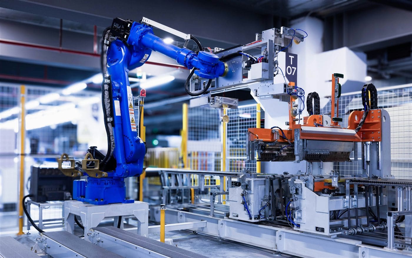 Brazo robótico en una línea de automatización industrial