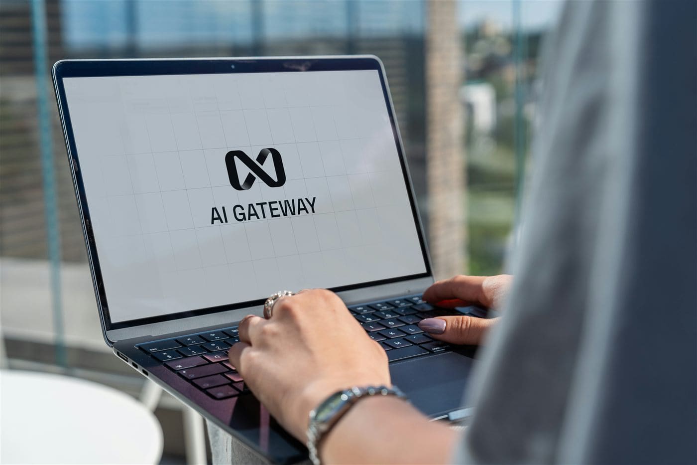 Persona trabajando con asistente de inteligencia artificial en una computadora