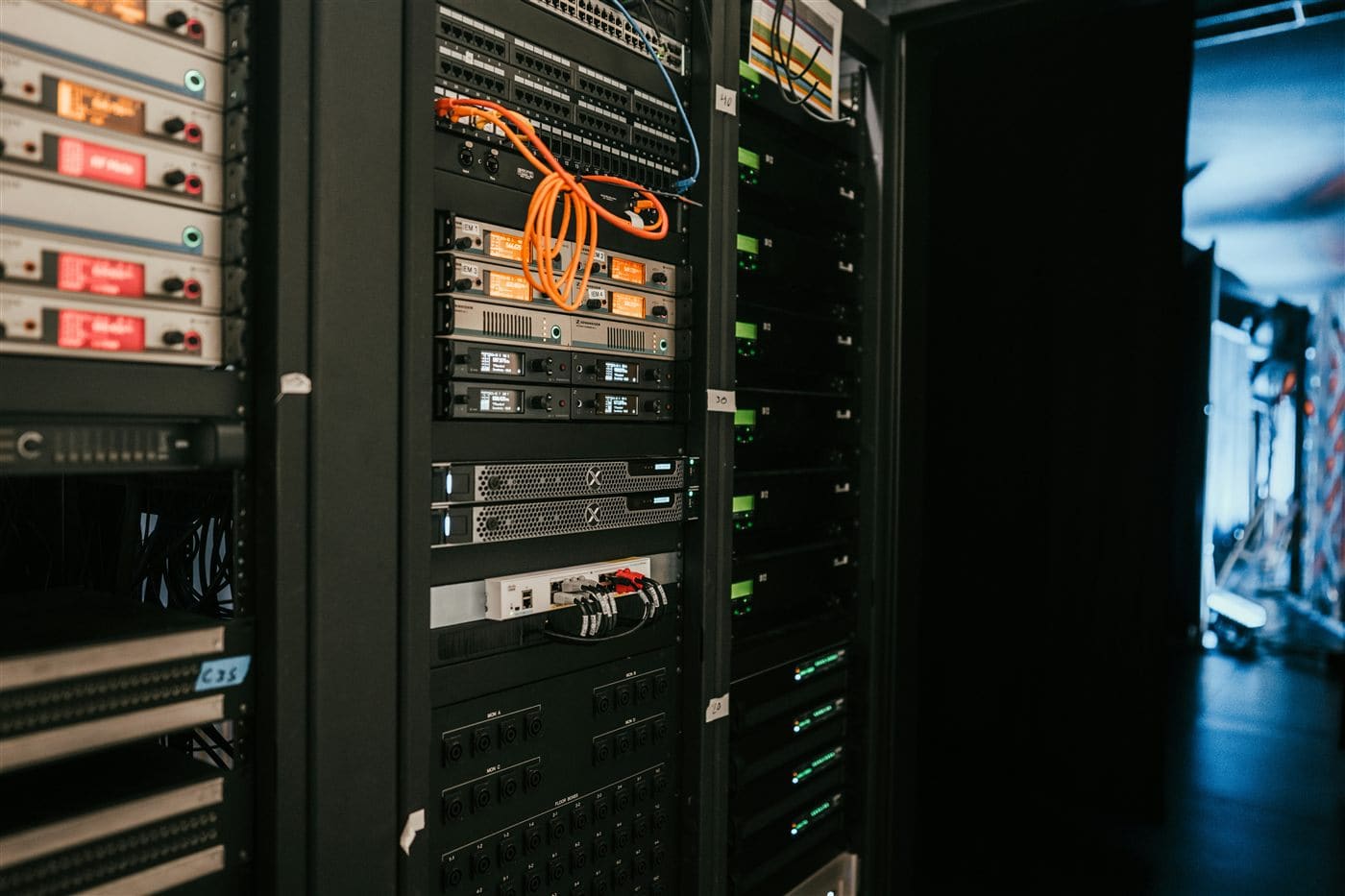 Rack de servidores con sistemas conectados