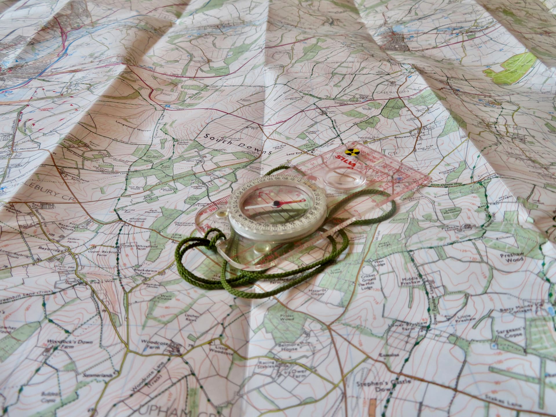 Brújula sobre un mapa como metáfora de discovery
