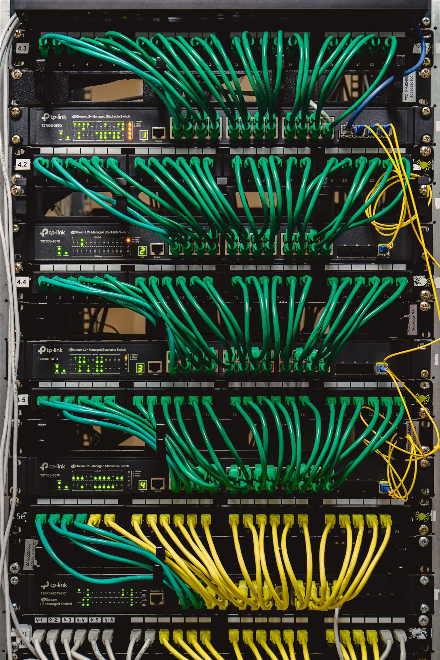 Rack de servidores con cables conectados