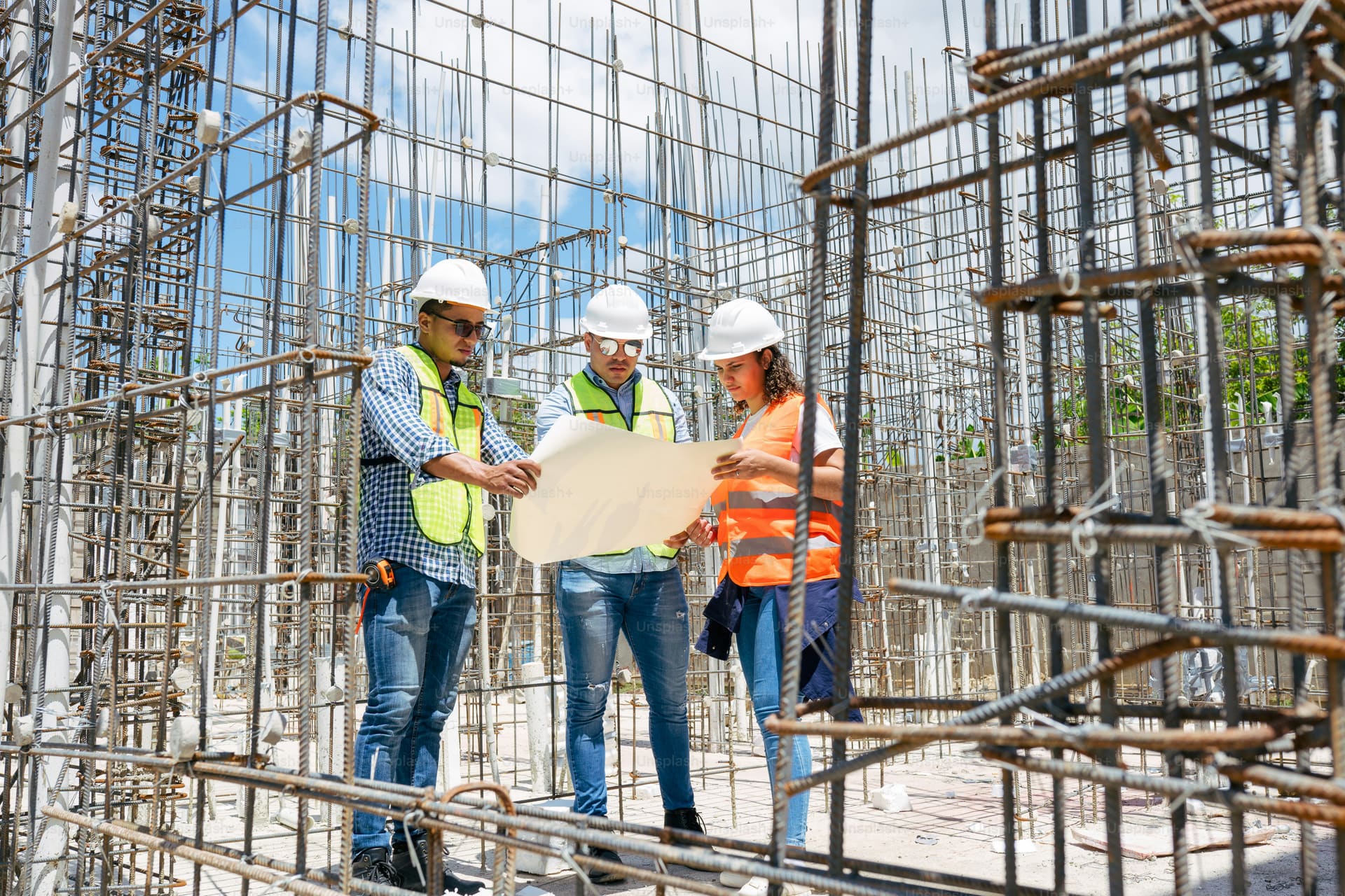 Equipo coordinando una obra en construcción de gran escala