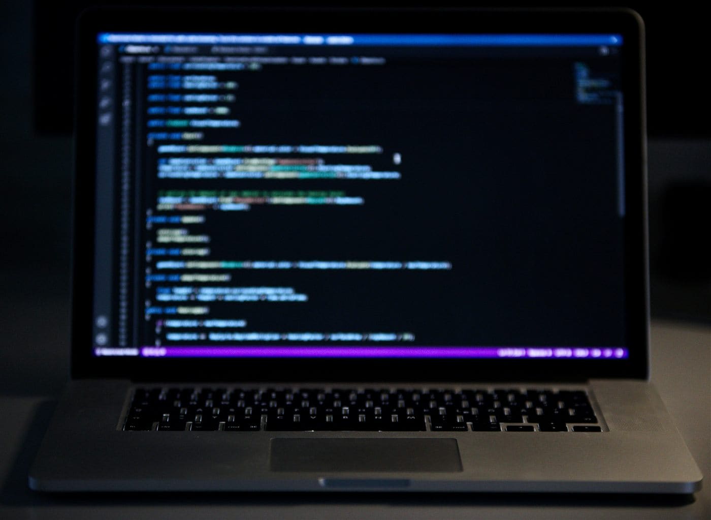 Equipo analizando información y documentación técnica