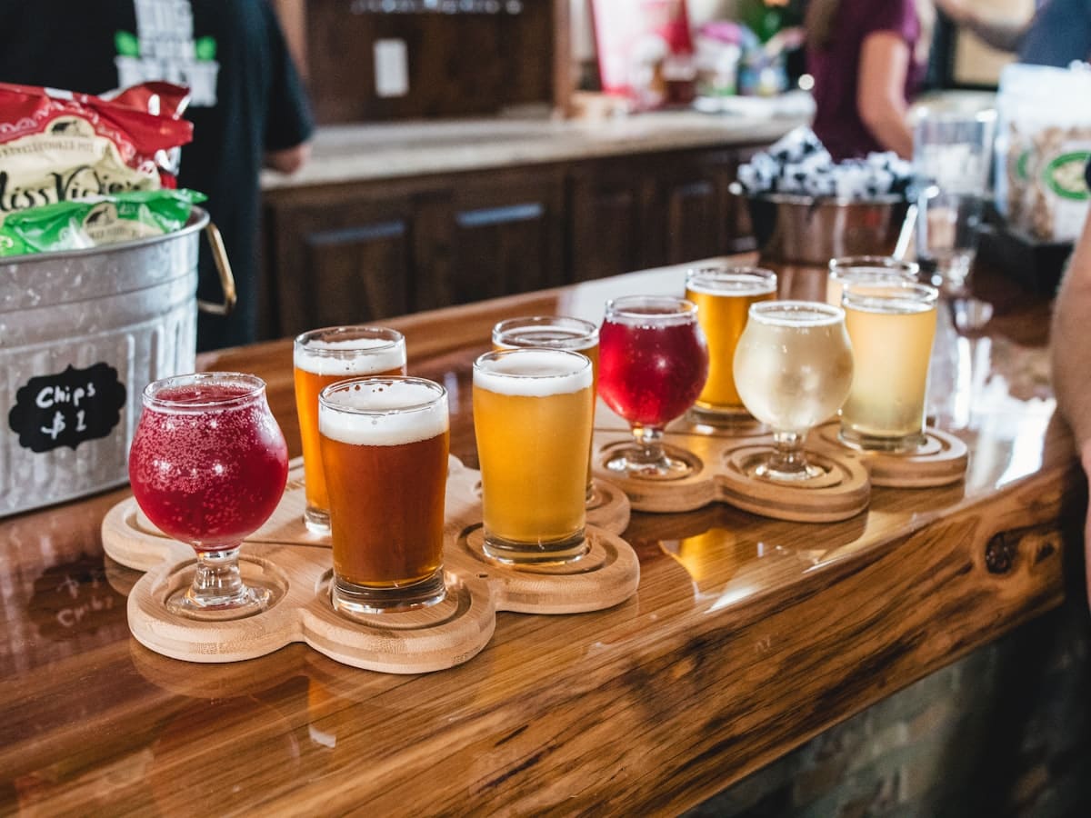 Línea de producción de bebidas en una planta industrial