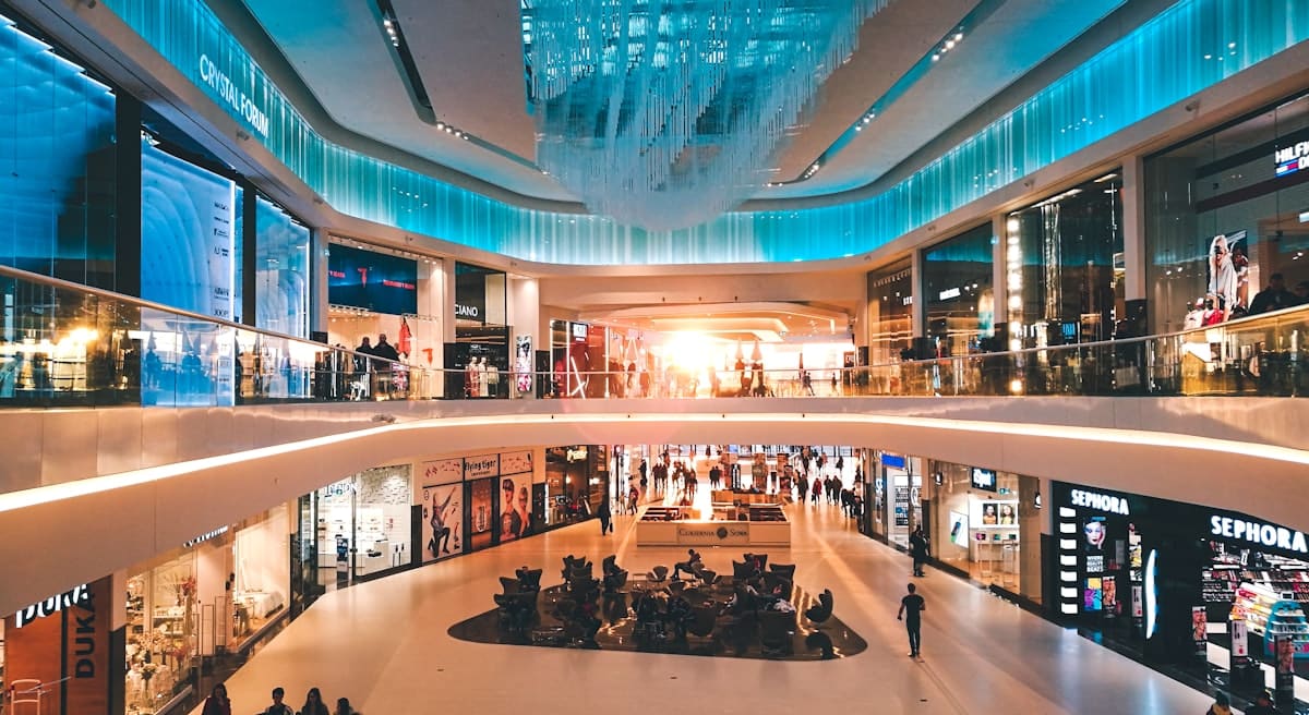 Centro comercial moderno con circulación de personas