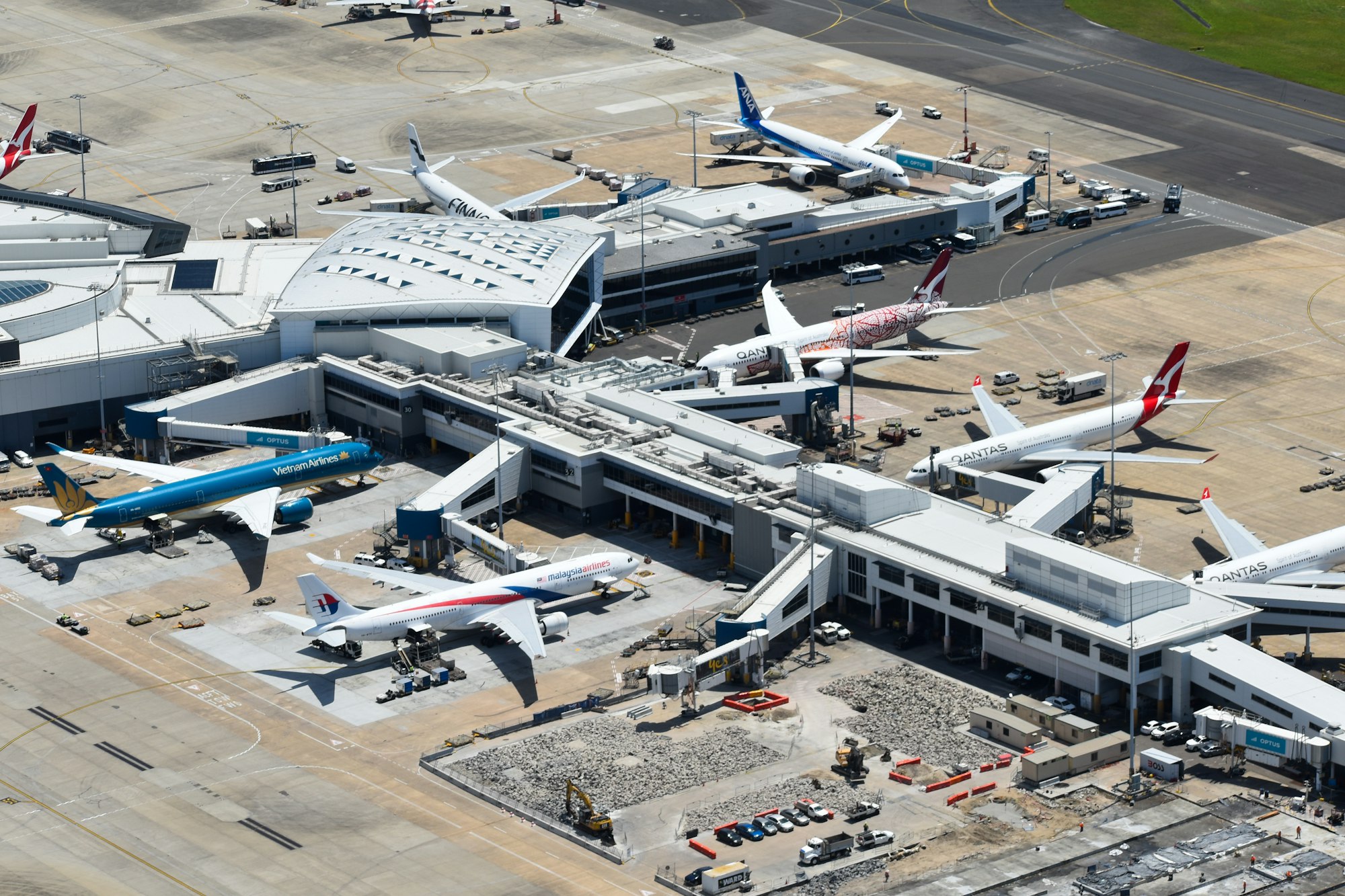 Avión en pista en un aeropuerto bajo cielo nublado