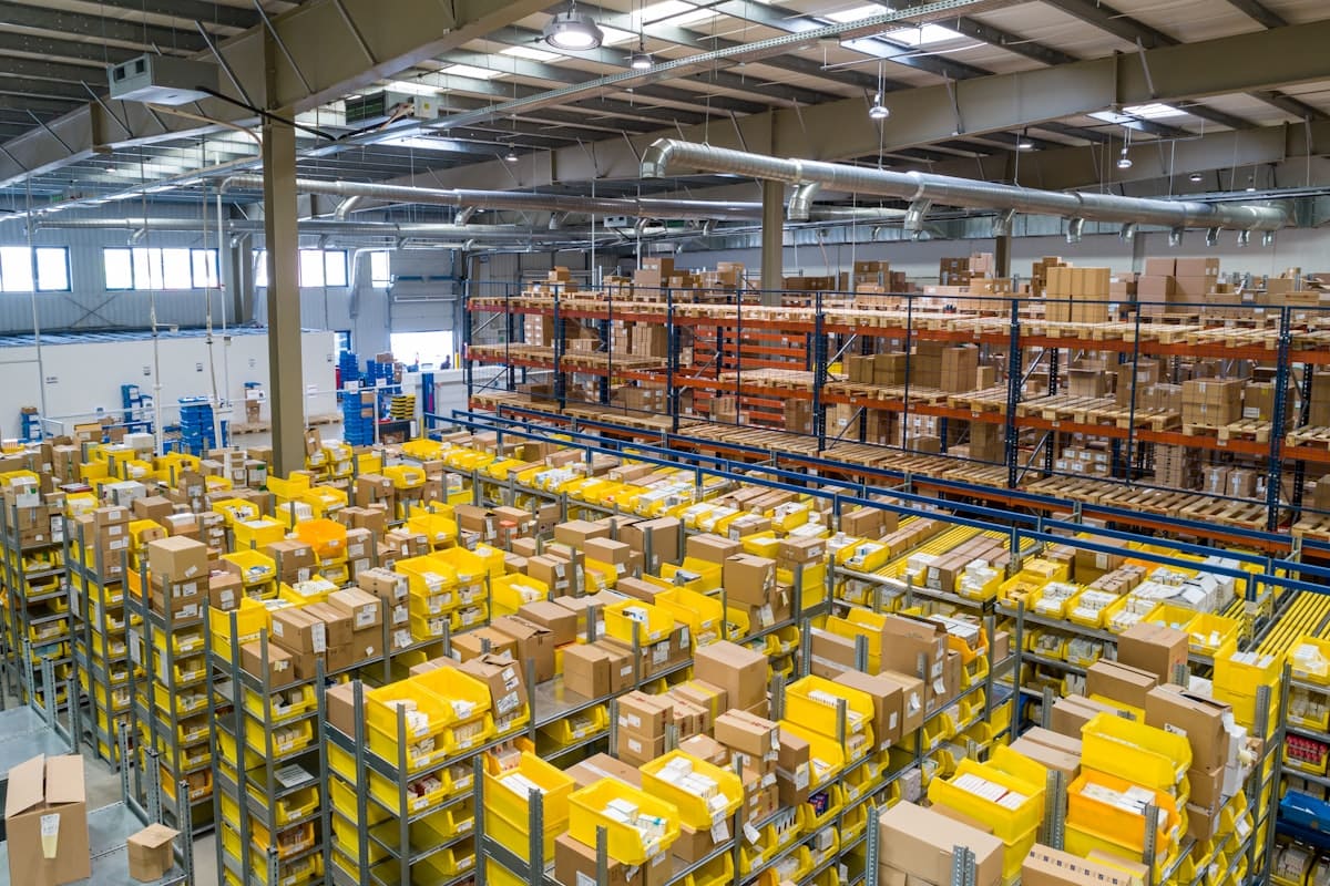 Operación logística con cajas y distribución