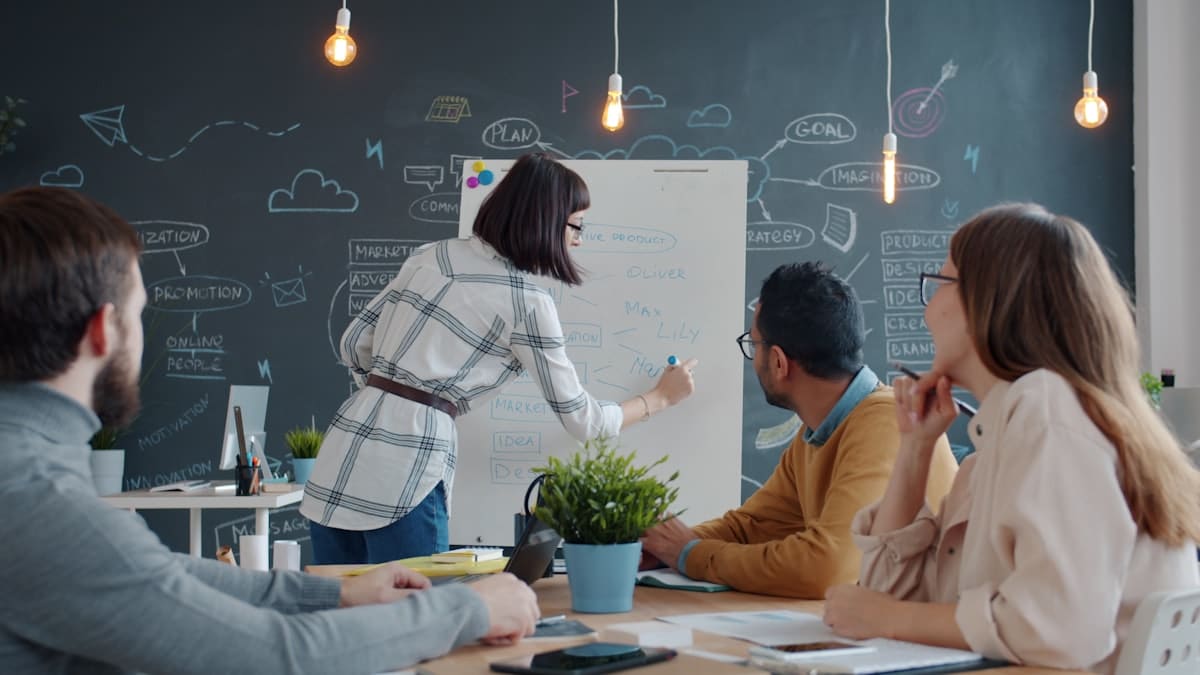 Equipo colaborando en arquitectura y modernización de sistemas