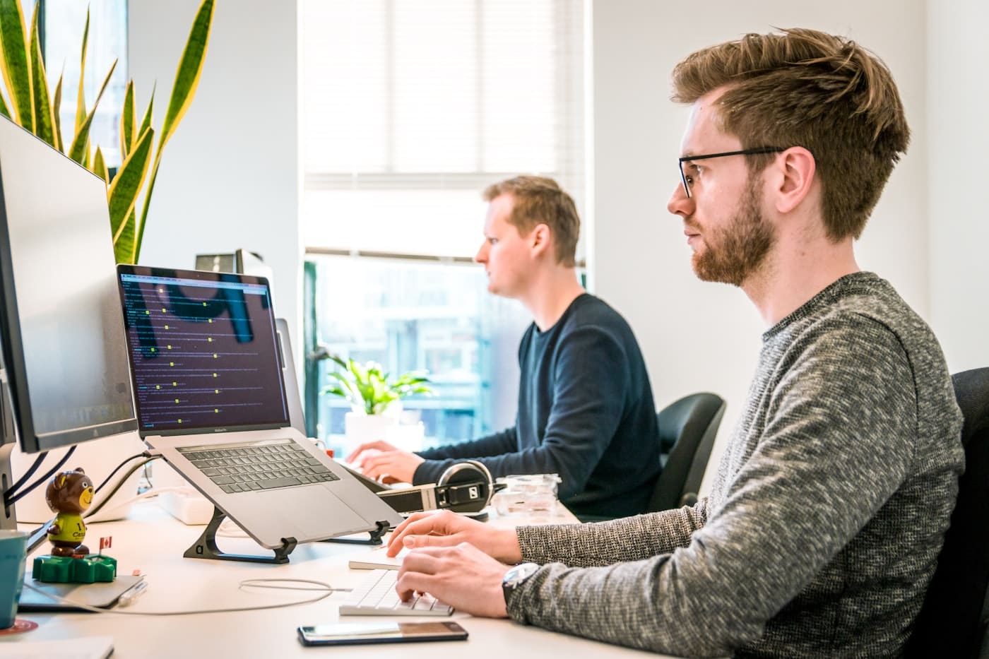 Equipo de desarrollo colaborando en una oficina moderna
